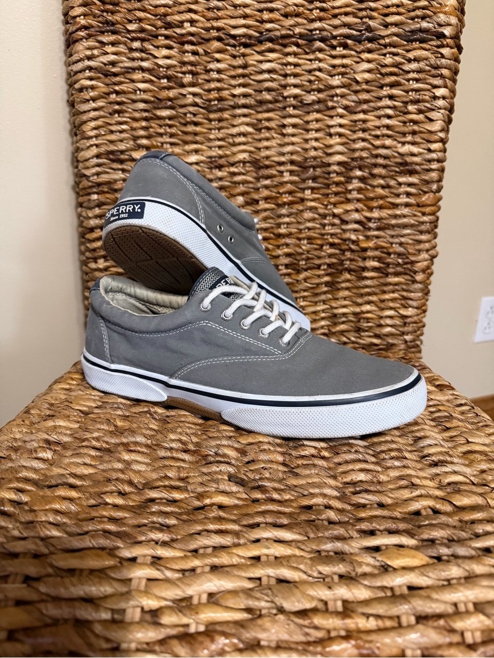 Sperry.
Men's Halyard Sneaker / Boat Shoe.